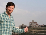 jon-hitchhike-pose