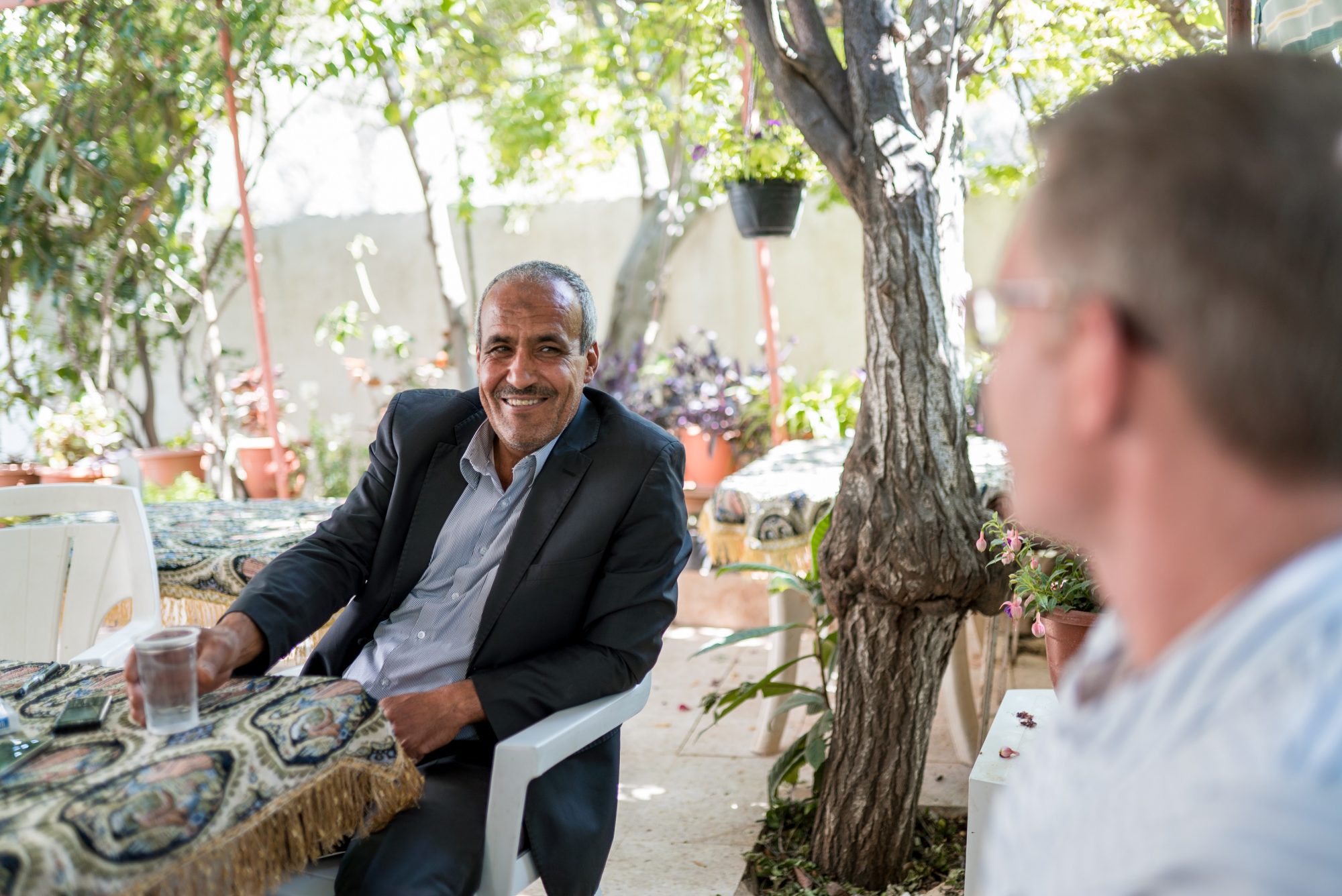 Orjan host talking with guest on a Jordan tour